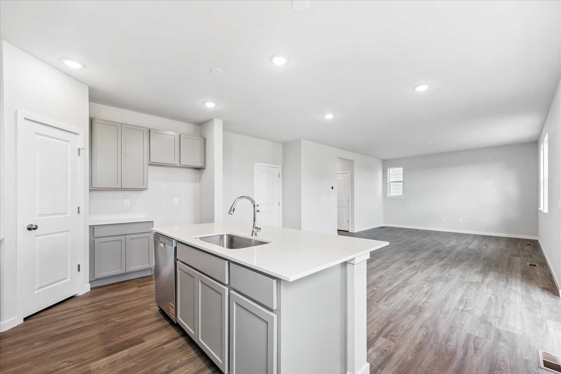 A kitchen with white cabinets.