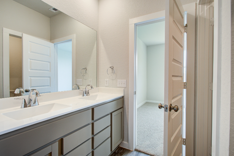 A bathroom with a sink and a mirror.