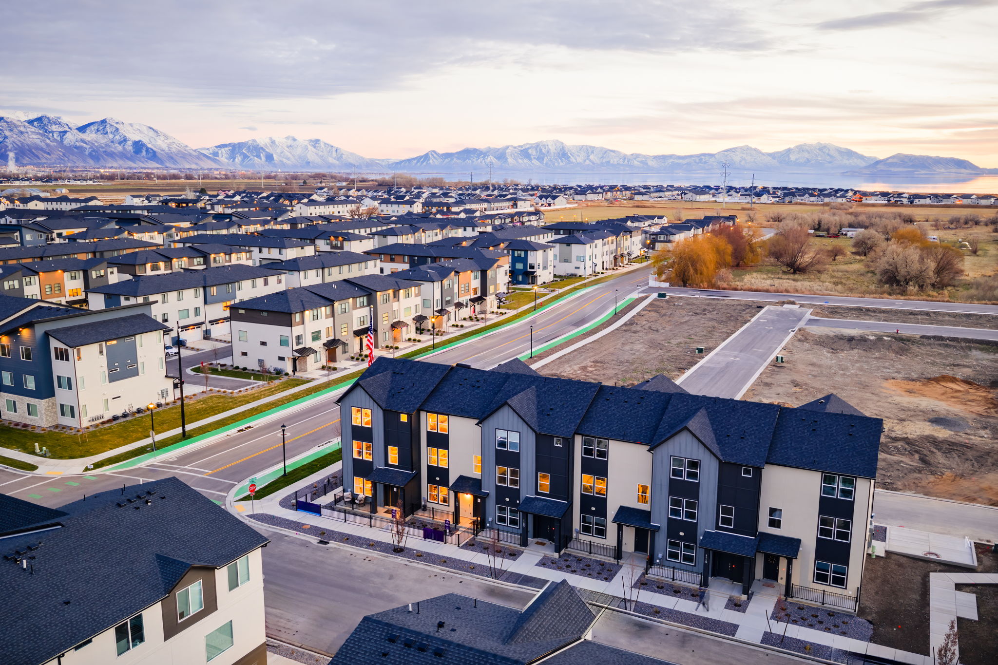 A group of houses with mountains in the background.